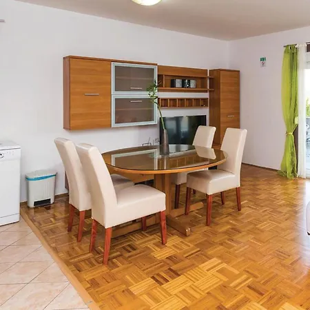 Lovely In Apartment