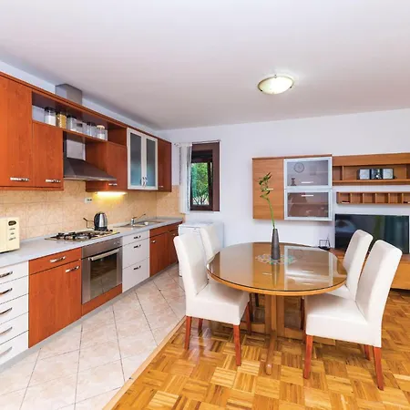 Lovely In Apartment *