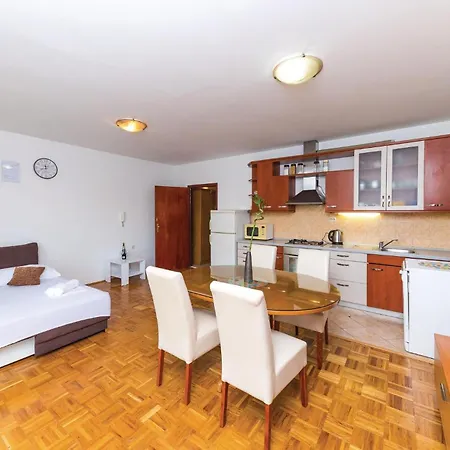 1 Bedroom Amazing In 아파트 트로기르